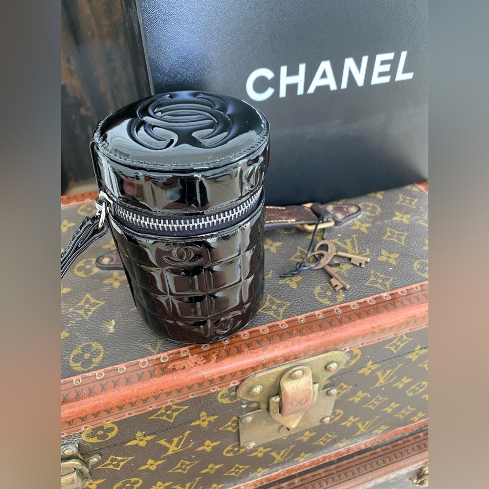 Extremely rare, authentic CHANEL Black Patent Leather quilted cylinder wristlet